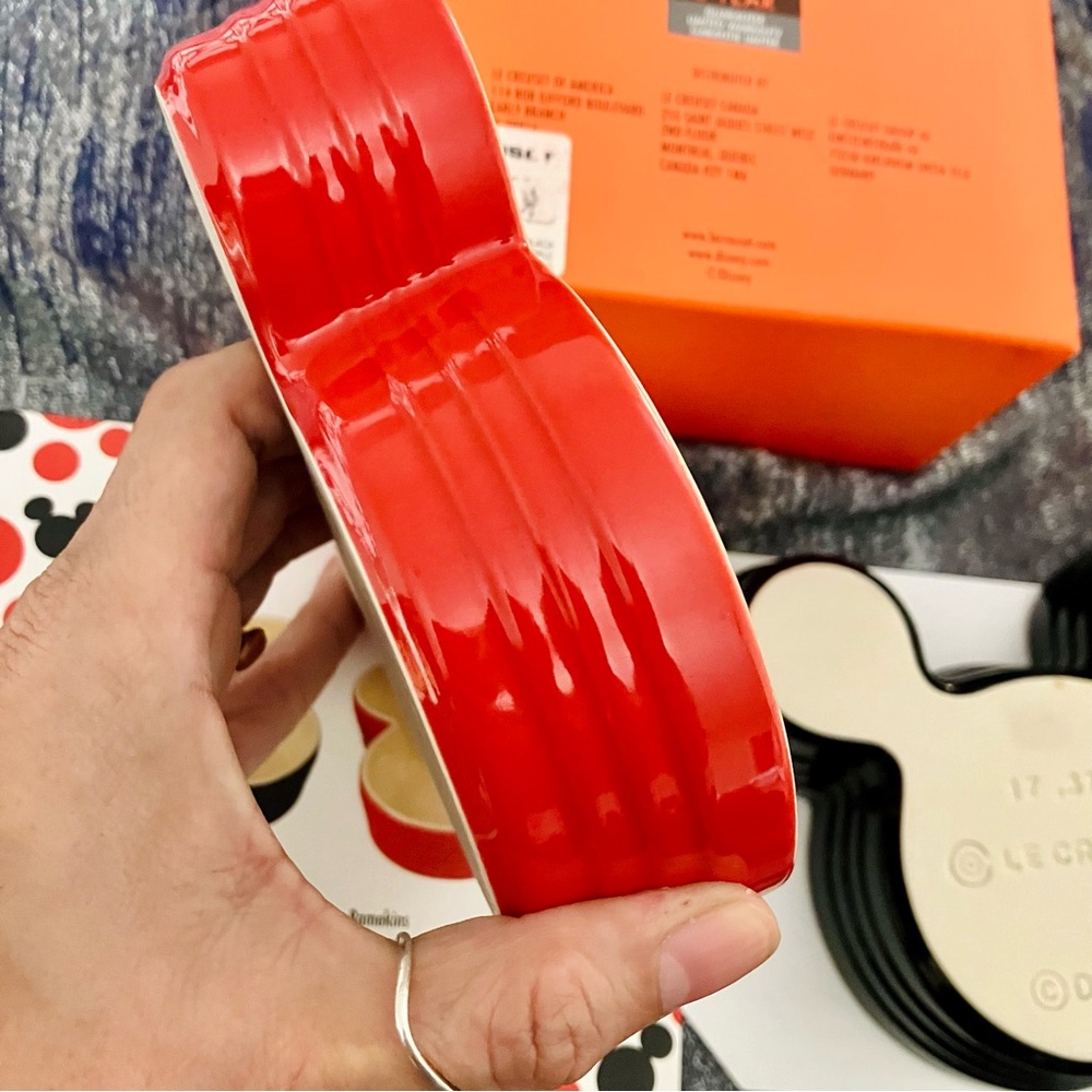 Le Creuset Disney Mickey Mouse Set 2 Stoneware Ramekins Black Red OvenDishwasher - Picture 6 of 10